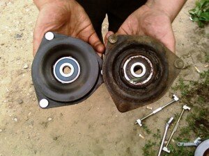 Основным признаками вышедшего из строя «опорника» является стук в верхней части стойки при езде по неровной дороге. Он может быть следствием деформации или механического повреждения прокладок подшипника, а также нарушением целостности самого подшипника.