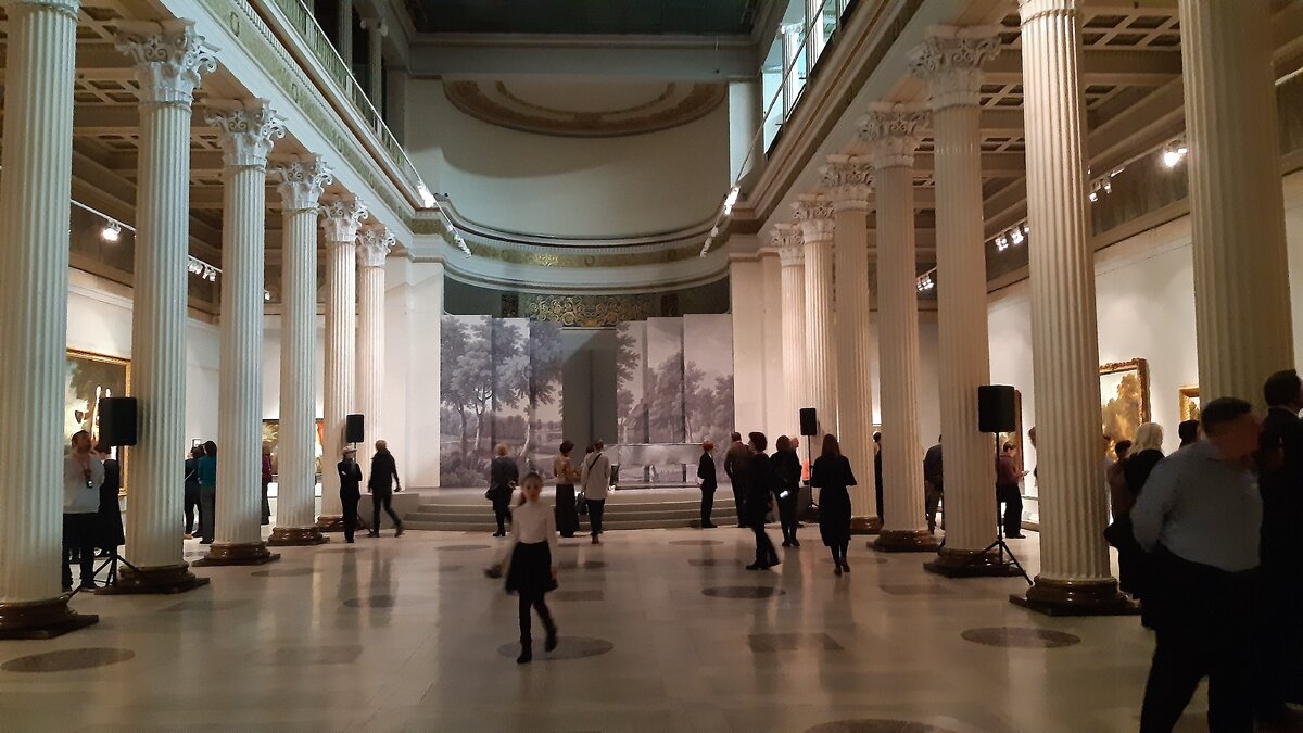 Белый зал в любимом Пушкинском. Здесь сейчас выставка английского художника Гейнсборо. Билеты продаются свободно. Толпы не наблюдаются.