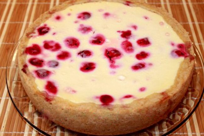 Испечем сегодня творожный пирог с вишней. Готовить его будем в мультиварке. Выглядит он достаточно оригинально. По краям тесто, а в центре начинка из творога с красивыми и аппетитными вишневыми ягодами. Жирность творога не имеет значения, с любым блюдо получится вкусным. Еще отметим, что, выпекая пирог в мультиварке, стоит набраться терпения и не открывать крышку некоторое время, чтобы начинка не осела и сохранила свой аппетитный вид. Модель мультиварки тоже не имеет значения. Главное, чтобы был режим выпечки. Температура в этом режиме примерно 160 градусов. Для того, чтобы у вас все точно получился творожный пирог с вишней в мультиварке, пошаговый рецепт с фото – отличное руководство к действию.