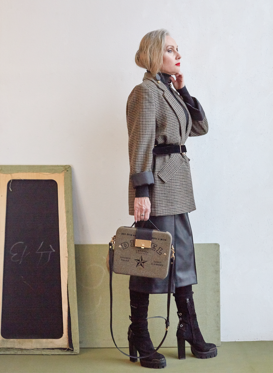 Жакет, шорты и ремень — Zara, сумка Diesel, сапоги Nando Muzi, серьги Uterqüe
