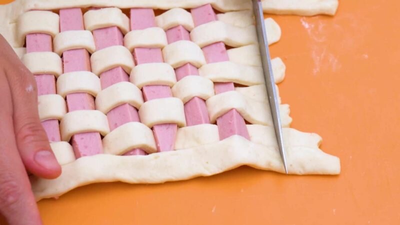 Оформляем сосиски в тесте. Иллюстрация с сайта https://pikabu.ru