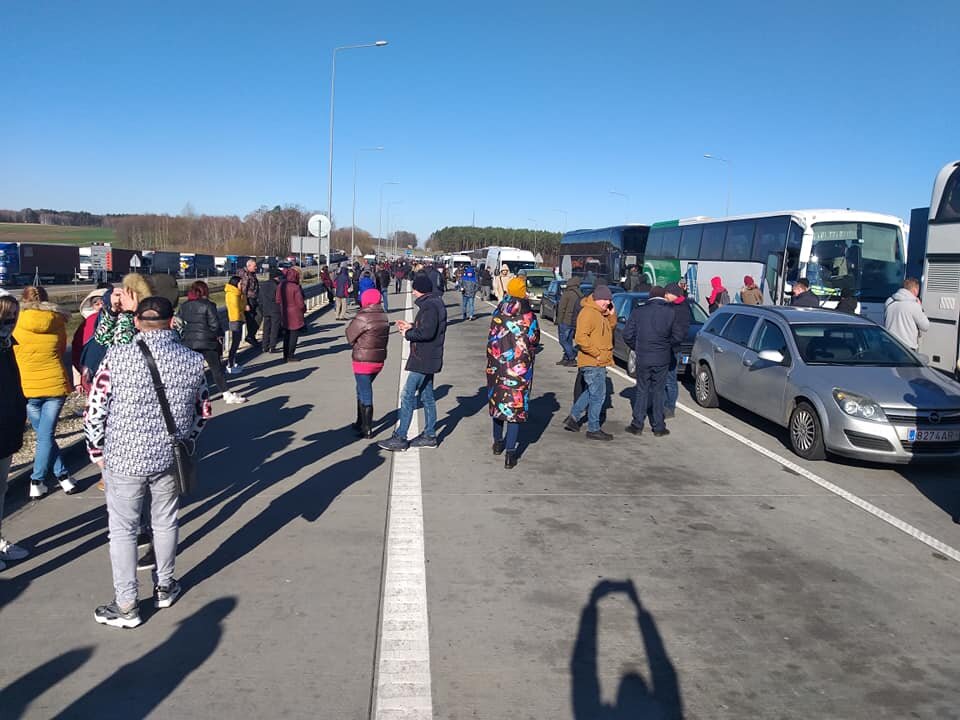 "Чумные" украинцы скопились на границе Польши и Украины. Источник https://strana.ua