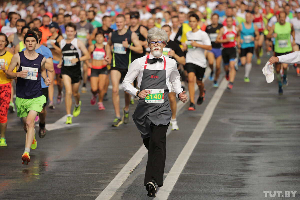 Marathon. Бегуны марафон. Пробежать марафон. Бегун марафонец. Марафонский пробег.