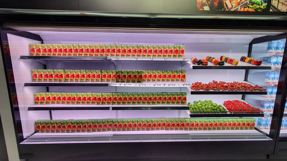 Холодильная горка имеет хорошее внутренне освещение, но товар стоит всегда фронтом впереди полки, поэтому может оказаться в темноте.