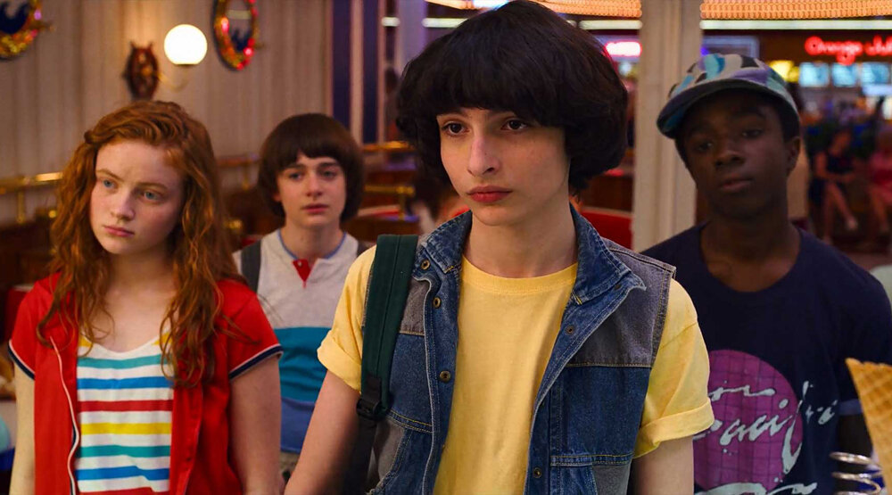 4 место занмает сериал "Очень Странные дела". Картина повествует о группе подростков в 1980-е годы. Благоприятное течение местной жизни  в тихом городке нарушает загадочное исчезновение подростка по имени Уилл. Выяснить обстоятельства дела полны решимости родные мальчика и местный шериф, также события затрагивают лучшего друга Уилла – Майка. Он начинает собственное расследование. Майк уверен, что близок к разгадке, и теперь ему предстоит оказаться в эпицентре ожесточенной битвы потусторонних сил. Рекомендую сериал всем подросткам!