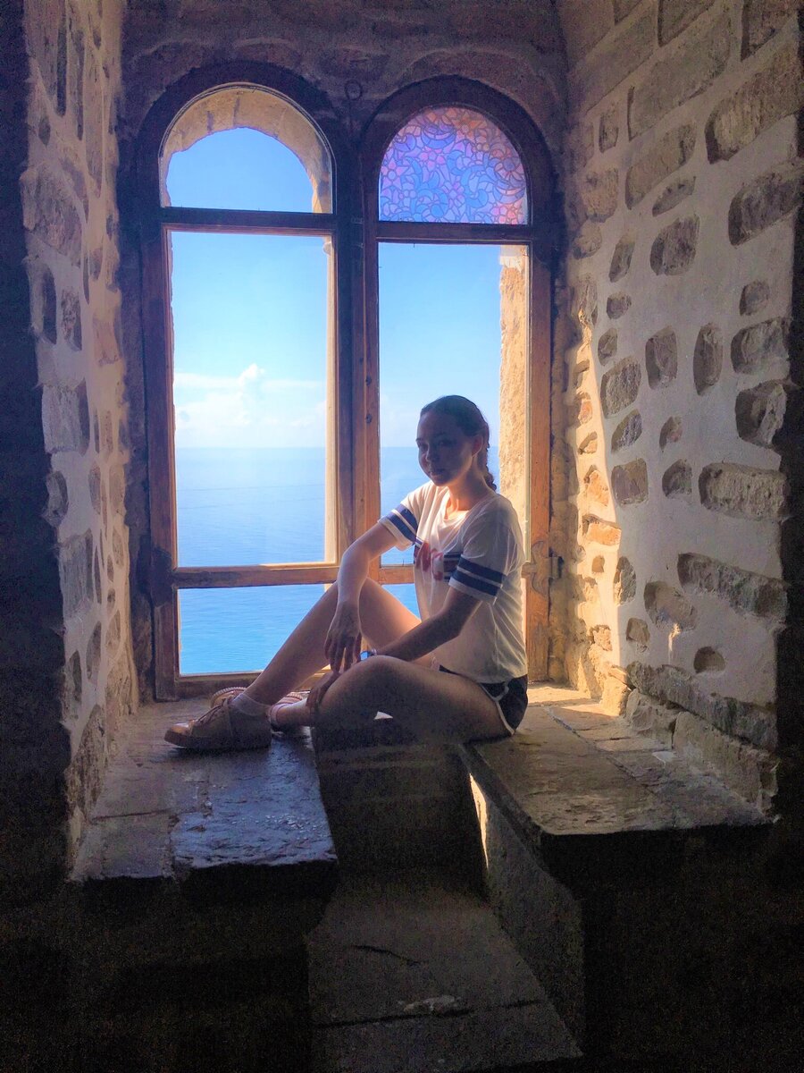Побывали в Генуэзской крепости Феодосии, вроде бы камни и история, но место оказалось притягательным и атмосферным