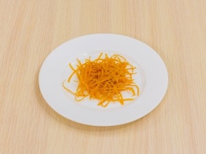 Апельсины вымыть.
Снять цедру.