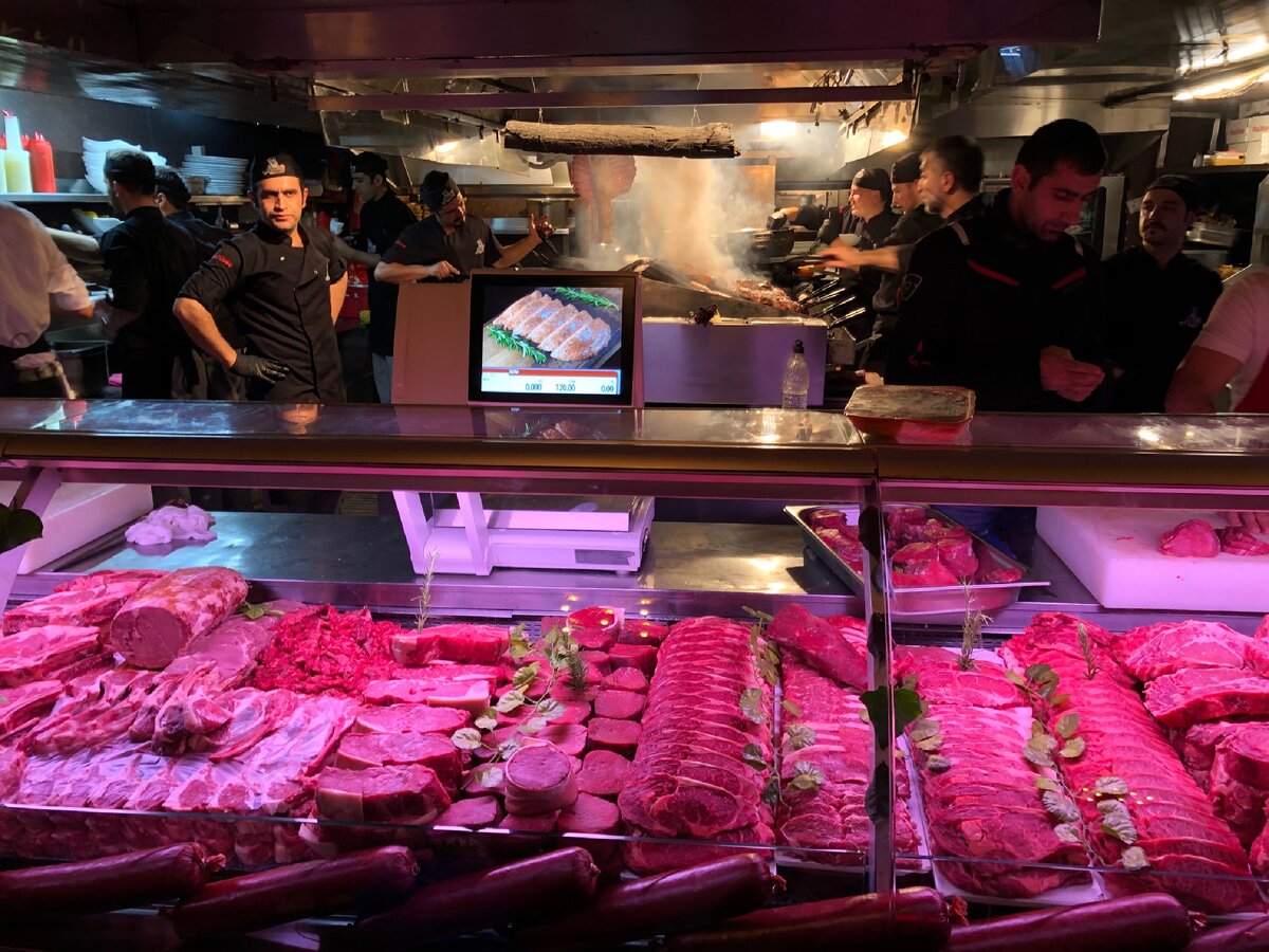 Одна из витрин в ресторане