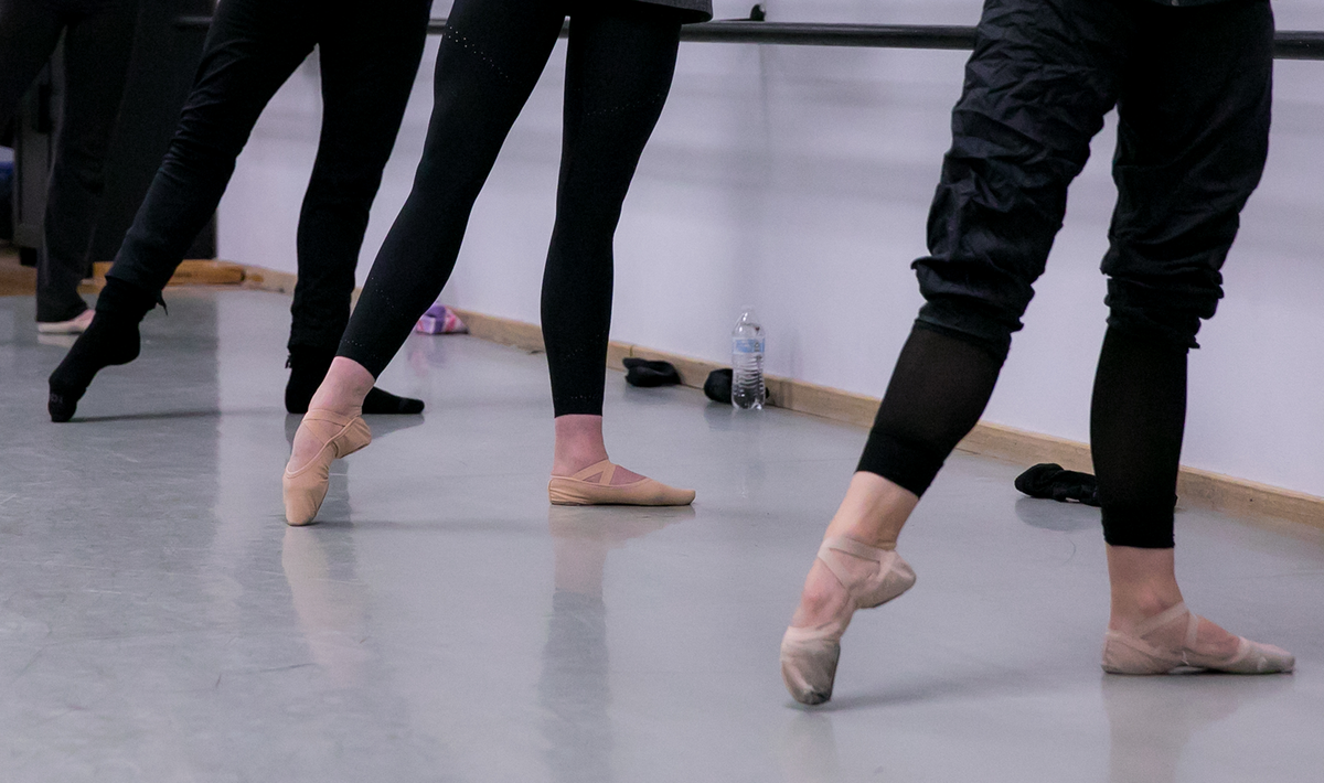 Балетный урок для взрослых в школе New Mexico Ballet Company. Фото с сайта newmexicoballetcompany.com.