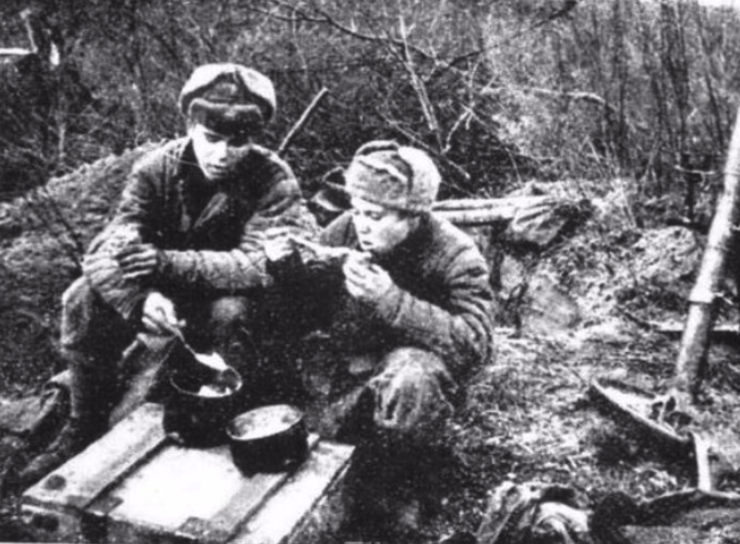 Каждому давался необходимый сух. паек в зависимости от предстоящих задач.