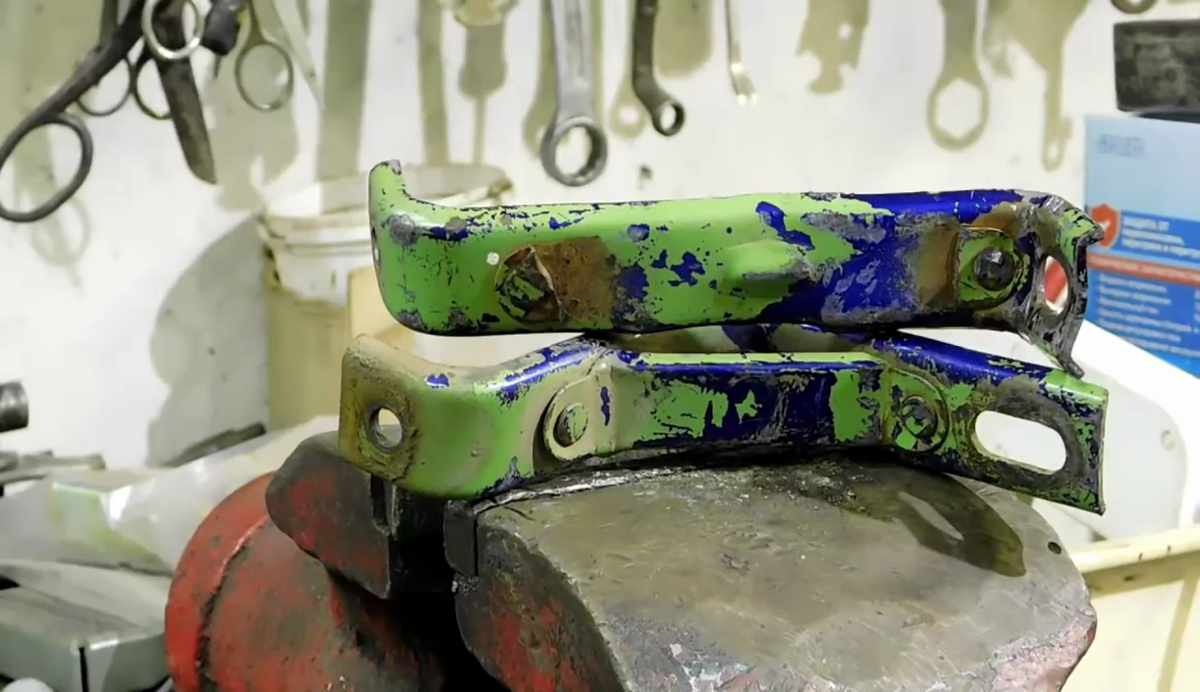 Всем привет! Сегодня я покажу Вам, что можно сделать из обычной болгарки. У кого свой дом или есть дача эта самоделка обязательно пригодится. Ну а для начала на понадобятся два уголка, к которым приставлялись дополнительные колеса к детскому велосипеду.