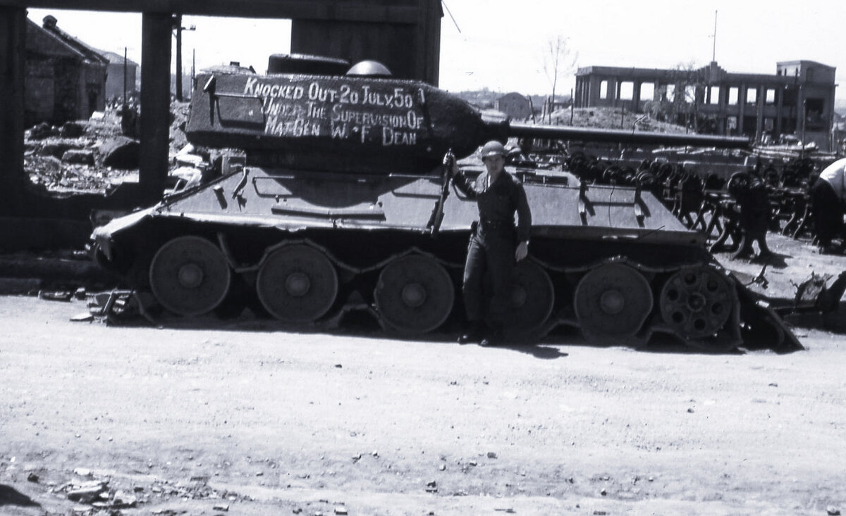 На третьем и пятом опорном катке имеются вмятины. Они появились из-за отсутствия резинового бандажа, который смягчает движение и берет на себя удары о поверхность дороги. 