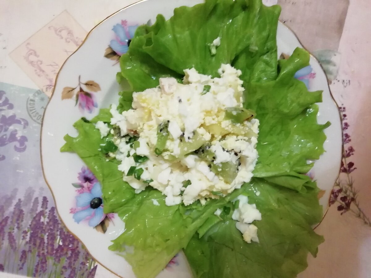 Салат с курицей, картошкой, яйцами, сыром и маринованным луком