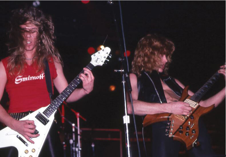 Дэйв Мастейн (справа) играет свои последние концерты с Metallica, 8-9 апреля 1983 года