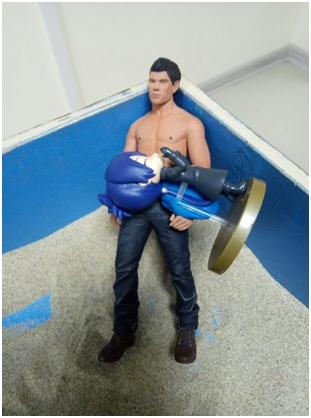 Случай из практики  (публикуется с разрешения клиента)Часть 1 "Я маленький, одинокий. Еще девять месяцев назад «мир крутился вокруг меня». Все поменялось… Все же было хорошо. Для чего Вам понадобился еще один ребенок? Сил и так было только на меня. Моя сестра лежит и молчит- спит. «Только бы не проснулась. Только бы не проснулась». Одна мысль у меня. Потому что, как только она проснется - все внимание будет к ней. Мама. Ты изможденная, уставшая. Вечно в образе Жертвы. Ты даже не видишь меня!!! Папа, забери меня, возьми на руки, обними, покачай. Ты мне нужен. Защити меня от этого всепоглащающего одиночества. Я один, стою перед тобой. Тебе надо только увидеть меня, почувствовать, как я хочу твоего тепла, защиты, любви."