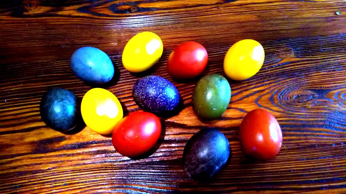 Ножки яички. Натуральные красители для яиц. Окрашивание яиц натуральными красителями. Народные красители для яиц. Пасхальные яйца натуральные красители.