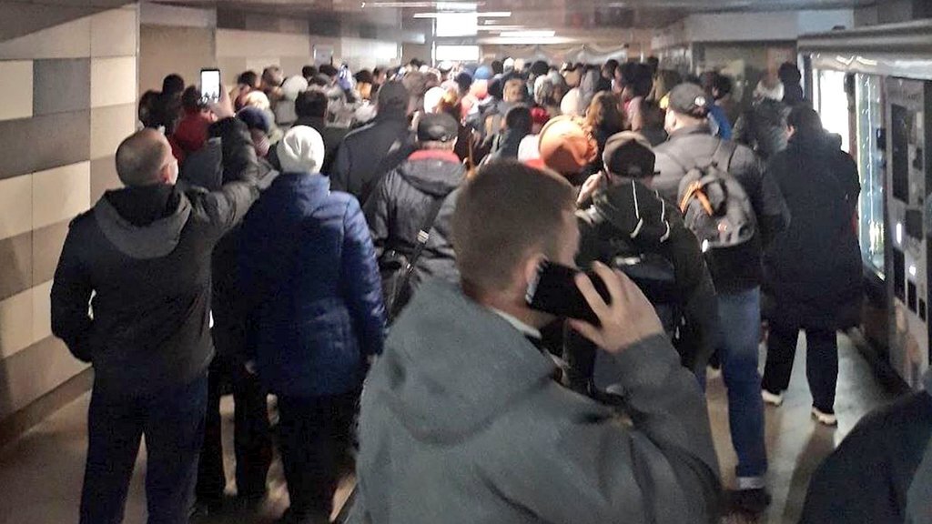 Очередь в метро из-за массовой проверки цифровых пропусков.