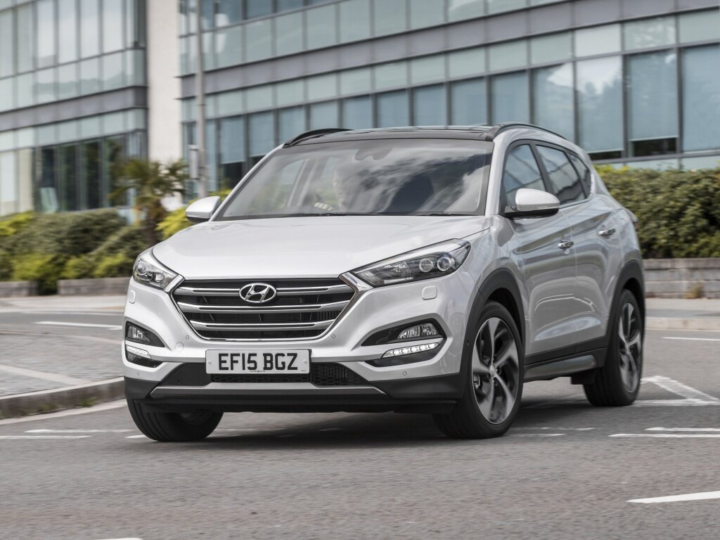 1 автомобиль в этом рейтинге по моему мнению занимает Hyundai Tucson 3 поколения. Под капотом у него стоит бензиновый двигатель объёмом в 2 литра и мощностью в 150 лошадиных сил. У этого автомобиля полный привод и налог в 9000 рублей. Цена за б/у вариант +- 1000000 рублей 