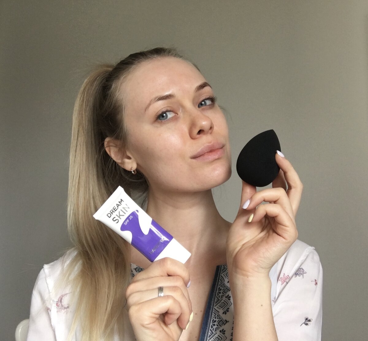 Чаще всего использую кисти для нанесения тона, но иногда, когда хочется добиться максимально натурального покрытия, беру спонж. Руками вообще никогда не наношу.