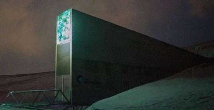 1 Всемирное хранилище семян
Огромный бункер, что находится в Норвегии. Его глубина достигает 140 метров, а охранные средства просто впечатляют. И неспроста, ведь внутри хранится около ста тысяч миллионов семян различных культур. Хранилище создано на случай каких-то серьезных катастроф, что будут иметь глобальный характер. У каждой страны есть свой отсек.