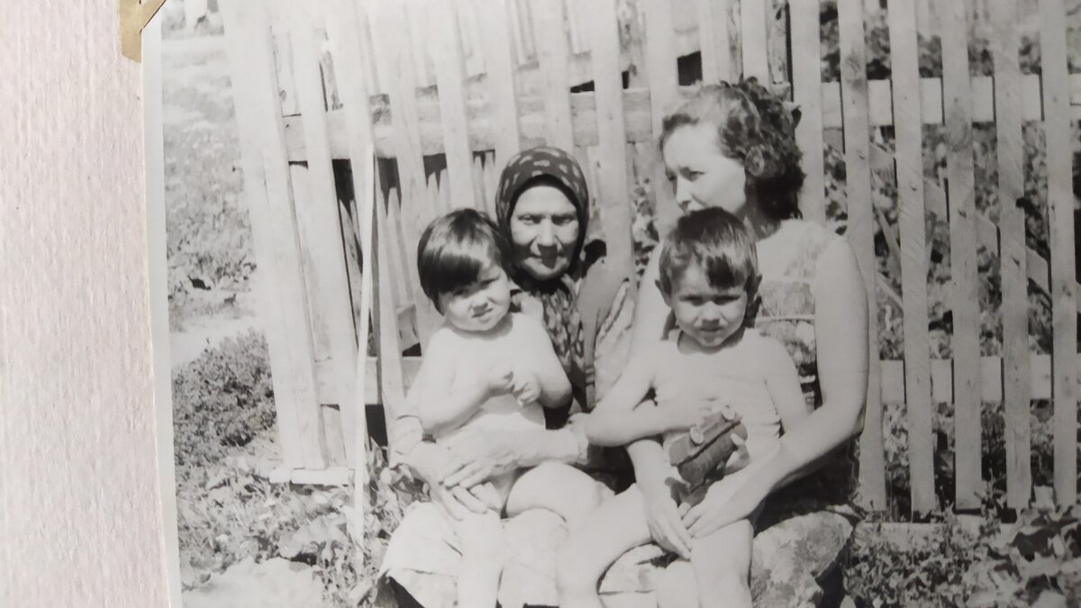 Бабка Надя, я и наши дети. 