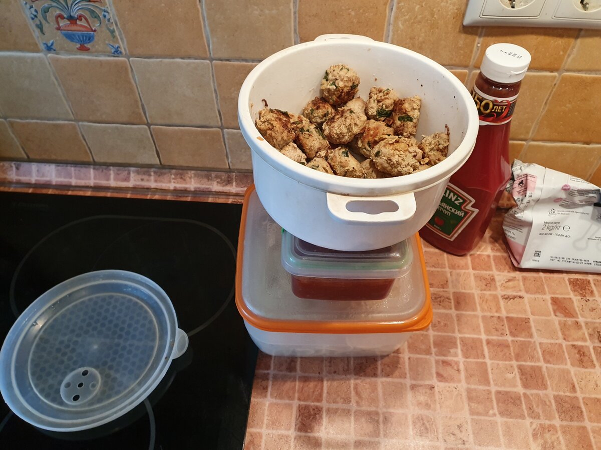 Есть плюс: если кот кушает нашу еду, значит не так уж плохо мы готовим)))