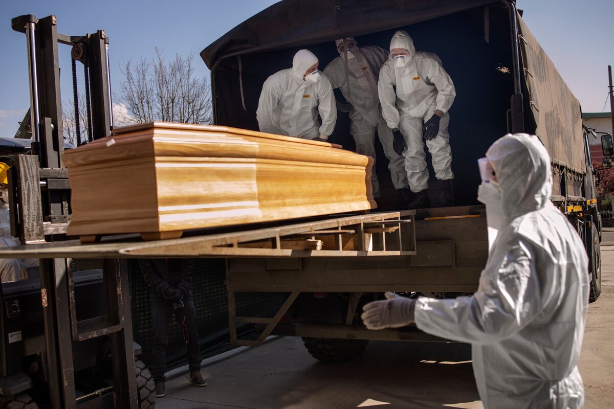  Гробы перевозили в Италию, где умерли 12,8 процента людей с подтвержденными инфекциями.