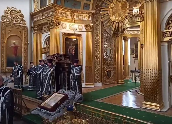 Вынос Плащаницы в Спасо-Преображенском соборе Петербурга. Кадр из трансляции в ВК-группе храма  