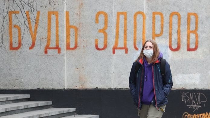 В России за последние сутки из-за коронавируса перенесли парад Победы, а также стало известно о первых заражениях среди военнослужащих.