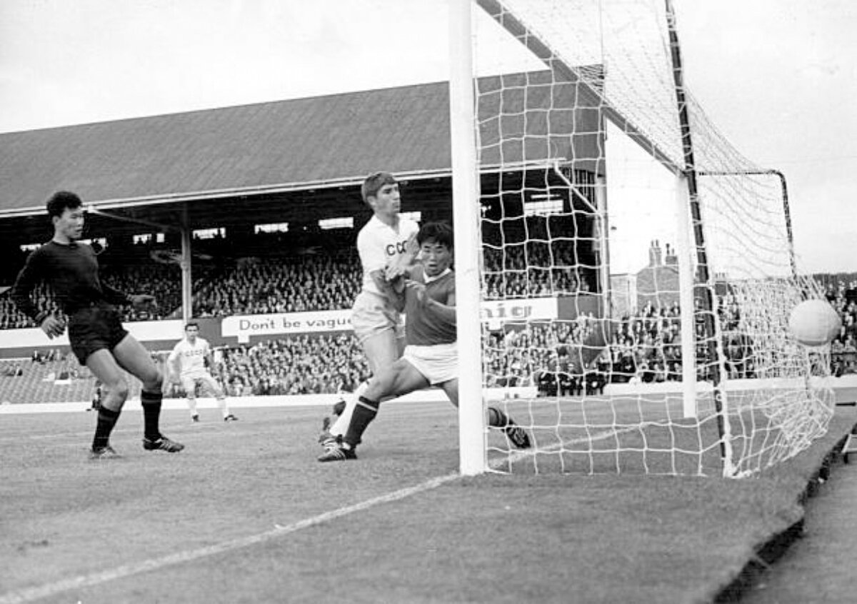 КНДР – СССР – 0:3 (0:2). 12 июля 1966 г. Эдуард Малофеев вколачивает мяч в сетку