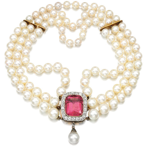 1/24Шкатулка для сигарет из жадеита, оникса и аметистов, Dunhill, 1930-е годыЭстимейт £10 000−15 000Колье из жемчуга, турмалина и бриллиантов, конец XIX векаЭстимейт £1 800−2 200Комплект из двух брошей с самоцветами и бриллиантами, Oscar Heyman & Brothers, 1960-е годыЭстимейт £24 000−28 000Брошь из нефрита, бриллиантов и эмали, Paltscho, примерно 1925 годЭстимейт £12 000−18 000Бриллиантовый браслетЭстимейт £7 000−10 000Серьги с жемчугом и бриллиантамиЭстимейт £4 000−6 000Брошь с сапфирами, изумрудами и бриллиантамиЭстимейт £6 000−8 000Пара золотых брошей с бирюзой, Tiffany & Co., 1950-е годыЭстимейт £7 000−9 000Брошь из лунного камня, янтаря и бриллиантов, NardiЭстимейт £6 000−8 000Колье с кунцитом и бриллиантамиЭстимейт £5 500−7 000Браслет из жемчуга, изумрудов и бриллиантов, CartierЭстимейт £7 500−9 500Золотая пудреница с инкрустированным бриллиантами замком, Boucheron, 1940-е годыЭстимейт £5 000−7 000Подвеска из стекла и индийской эмали с мелким жемчугомЭстимейт £1 500−2 000Браслет с эмалью, рубинами и бриллиантами, середина XIX векаЭстимейт £4 000−6 000Бриллиантовые серьги, 1960-е годыЭстимейт £7 000−9 000Кольцо с сапфиром и бриллиантамиЭстимейт £22 000−28 000Золотые броши, Mario Buccellati, 1960-е годыЭстимейт £6 000−8 000Колье из золота с бриллиантами, Van Cleef & Arpels, примерно 1983 годЭстимейт £7 000−9 000Брошь из слоновой кости, драгоценных камней и эмали, Masriera y Carrera, 1920-е годыЭстимейт £6 000−8 000Брошь с белыми и цветными бриллиантамиЭстимейт £24 000−28 000Колье и серьги с камеями из бирюзы и бриллиантамиЭстимейт £7 000−9 000Брошь с хризобериллом, бриллиантом, изумрудами и жемчугом, 1880-е годыЭстимейт £700−900Колье и серьги из золота с монетами, рубинами и бриллиантами, Bvlgari, около 1989 годаЭстимейт £7 000−9 000Жемчужная нить из коллекции герцогини Гамильтон, конец XIX векаЭстимейт £5 000−7 000Шкатулка для сигарет из жадеита, оникса и аметистов, Dunhill, 1930-е годыЭстимейт £10 000−15 000Колье из жемчуга, турмалина и бриллиантов, конец XIX векаЭстимейт £1 800−2 200