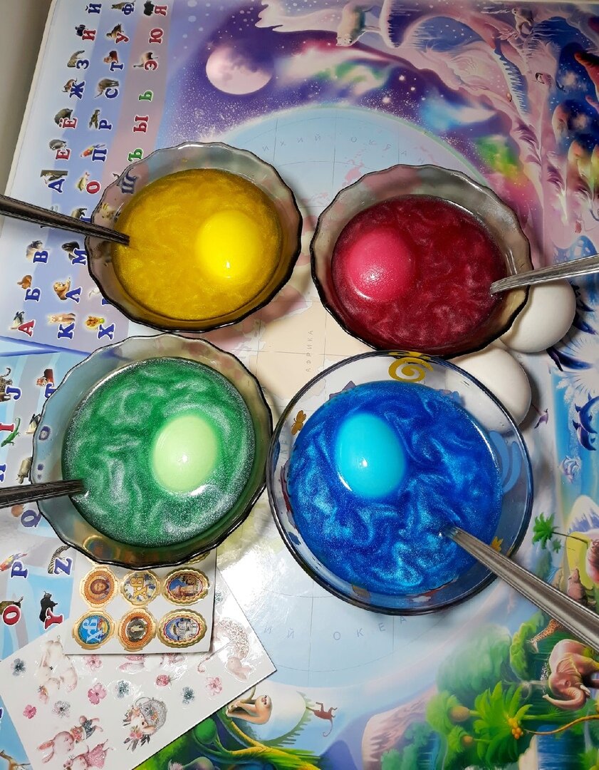 Как красить яйца пищевым красителем. Краска для яиц. Краска для пасхальных яиц. Окрашивание яиц. Окрашивание яиц пищевыми красителями.