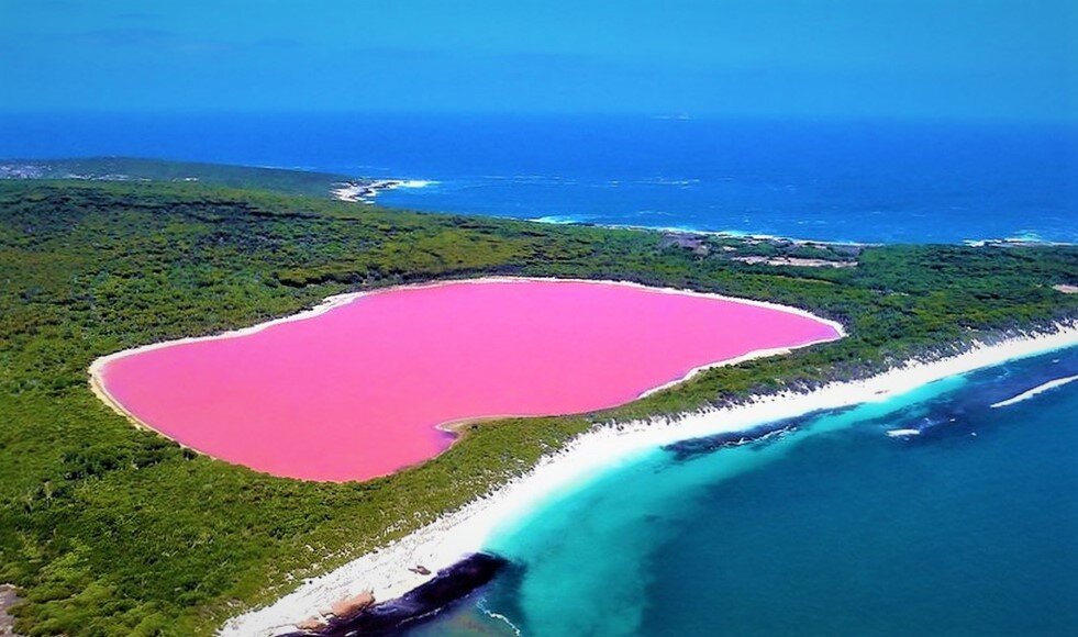 Озеро, с неестественным розовым цветом