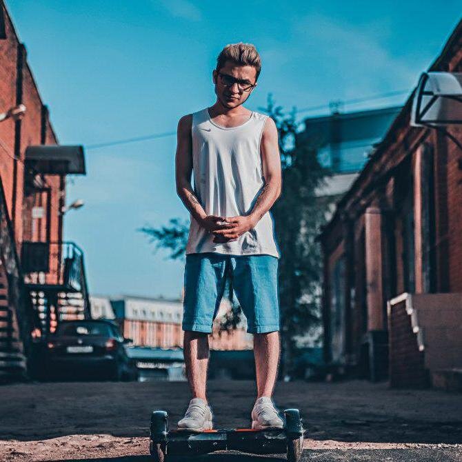 Давайте знакомиться ближе. Эльдар Джарахов – видеоблогер, рэп-исполнитель. Хип-хопом увлекся в 2007 году. В школьные годы со своим другом Сашей Тилэксом выступал на различных мероприятиях, а позже ребята начинают деятельность в интернете с проектом "Успешная Группа". 