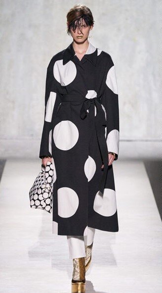 акцентное пятно в виде крупного гороха,