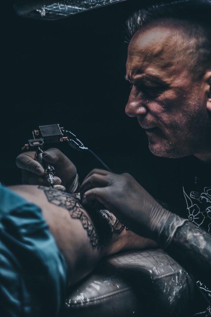 Александр Танкович за работой. 