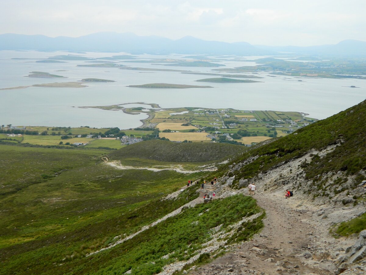 Гряда островов в заливе и среди них  остров Дориниш или "остров Жука" (Beatle Island). Вид с горы Святого Патрика. Фото автора     