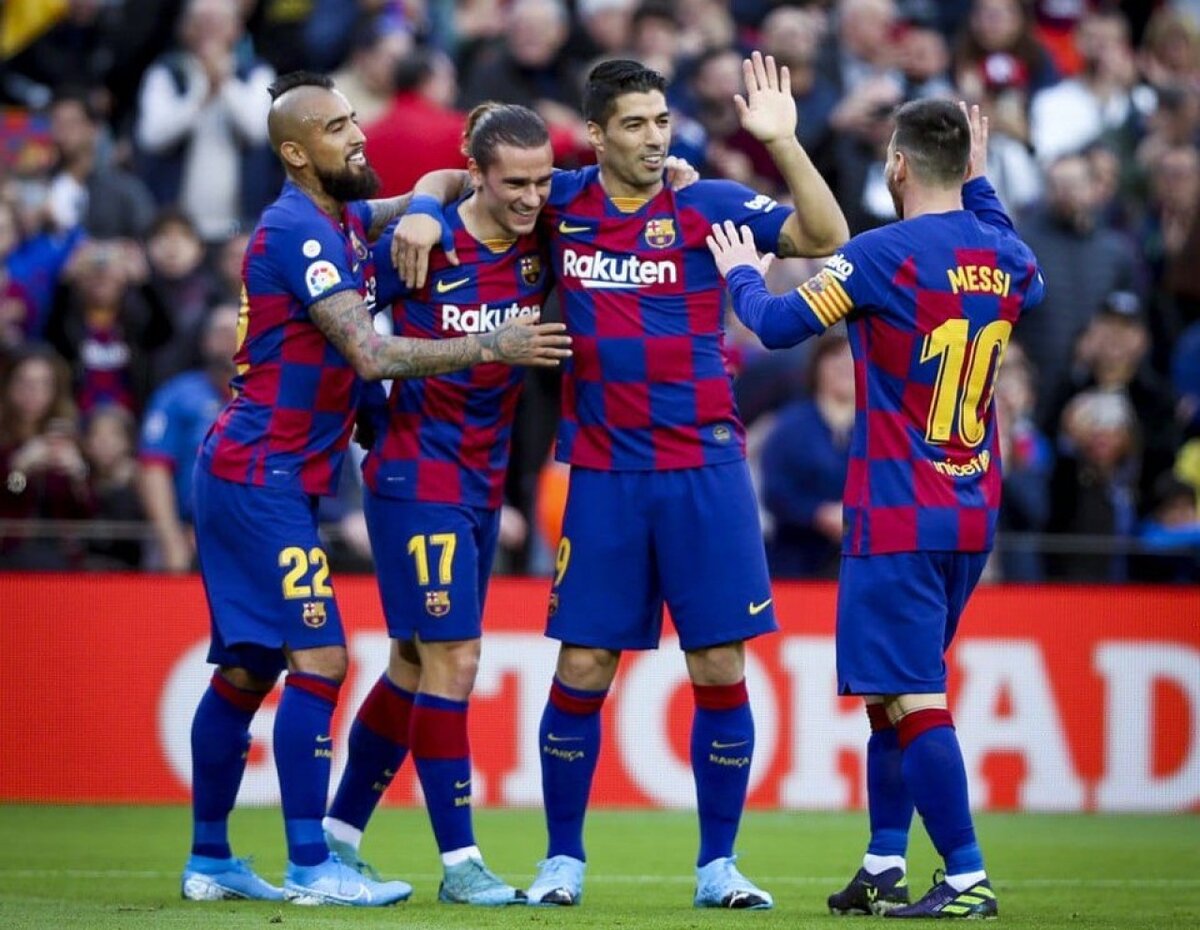  10. «Ювентус» (Италия) – 323,9 млн евро Структура доходов: коммерческие доходы – 73,5 млн евро, доходы от трансляций – 199 млн, доходы от проведения матчей – 51,4 млн евро.
Финансовый ренессанс «Ювентуса» продолжается – как и в прошлом сезоне, «старая синьора» вошла в топ-10 самых доходных клубов мира. Амбиции в Турине уже бьют через край – к 2017 году там планируют построить J-Village с фирменными магазинами, отелем для футболистов и школой. Экономический успех в сезоне-2014/15 связан во многом с большими доходами от телетрансляций – больше только у двух испанских грандов. Это обусловлено представительством Серии А в Лиге чемпионов – деньги за трансляции в Италии делят лишь «Ювентус» и «Рома». В нынешнем сезоне благодаря контрактау с компанией аdidas финансовое положение «старой синьоры» будет ещё лучше.

9. «Ливерпуль» (Англия) – 391,8 млн евро
Структура доходов: коммерческие доходы – 153 млн евро, доходы от трансляций – 163,8 млн, доходы от проведения матчей – 75 млн евро.
Лучшей за 5 лет финансовой ситуации «Ливерпуль» достиг благодаря попаданию в Лигу чемпионов. Красные недолго были на турнирной дистанции, но всё равно заработали в ЛЧ 17% общей прибыли. Если Юрген Клопп не затянет с возвращением «Ливерпуля» в главный клубный турнир Европы, то финансовые дела красных пойдут ещё лучше, тем более что со следующего сезона расширится «Энфилд», на котором «Ливерпуль» играет домашние матчи. А значит,


 
8. «Челси» (Англия) – 420 млн евро
Структура доходов: коммерческие доходы – 148,7 млн евро, доходы от трансляций – 178,2 млн, доходы от проведения матчей – 93,1 млн евро.
По сравнению с прошлогодним рейтингом «Челси» потерял одну строчку. Виной тому во многом ранний вылет из Лиги чемпионов от «Пари Сен-Жермен», а также не очень вместительный стадион («Стэмфорд Бридж», вмещающий чуть меньше 42 тысяч зрителей, уже скоро станет историей – скоро «Челси» будет играть на 60-тысячнике). Спонсорский контракт с Samsung тоже был не слишком «жирным». Новый, с Yokohama Rubber, обещает быть куда крупнее – весьма вероятно, благодаря нему «Челси» поднимется в рейтинге по итогам сезона-2015/16. Даже если на футбольном поле дела так и будут идти плохо.

7. «Арсенал» (Англия) – 435,5 млн евро
Структура доходов: коммерческие доходы – 135,8 млн евро, доходы от трансляций – 167,7 млн, доходы от проведения матчей – 132 млн евро.
Сделка с новым производителем экипировки, Puma, принесла «Арсеналу» серьёзную прибыль (на 10% больше, чем по итогам прошлого сезона). Да и в остальном экономическая модель «Арсенала» очень хороша – из топ-10 лишь лондонцы придерживаются традиционной схемы распределения доходов (почти поровну – ни один показатель не составляет меньше 30% от общего дохода). Интересно, даёт ли финансистам «Арсенала» советы Арсен Венгер, магистр экономических наук по образованию?


 

  

6. «Манчестер Сити» (Англия) – 463,5 млн евро
Структура доходов: коммерческие доходы – 228,5 млн евро, доходы от трансляций – 178 млн, доходы от проведения матчей – 57 млн евро.
На цифру в графе Matchday сильно повлияло снижение посещаемости домашних матчей «Сити» – в прошлом сезоне на «Этихад Стэдиум» достраивали верхние ряды арены, а также возводили 7 тысяч новых сидячих мест. Наверняка это принесёт прибыль в будущем. Что же касается основных принципов финансового успеха «Сити» по итогам 2015 года, то это заключение контрактов с 22 новыми региональными спонсорами (в их числе SAP, Citibank, Nissan). Пройди «горожане» дальше по сетке Лиги чемпионов, и они могли бы оказаться выше в Money League.

5. «Бавария» (Германия) – 474 млн евро
Структура доходов: коммерческие доходы – 278,1 млн евро, доходы от трансляций – 106,1 млн, доходы от проведения матчей – 89,8 млн евро.
Начиная с сезона-2003/04,«Бавария» стабильно попадает в топ-10 Money League, поэтому её присутствие в новом финансовом отчёте неудивительно. Однако в сравнении с другими клубами мюнхенцы теряют позиции: по итогам прошлого сезона «Баварию» опередил «ПСЖ». Доходы немецкого клуба снизились на 13,5 млн евро, однако при этом «Баварии» нет равных на рынке Германии – все топ-компании хотят работать с ней. Отметим также, что в 2015 году баварцы избрали своей миссией расширить болельщицкую географию – летом «Бавария» открыла официальный клубный магазин в Китае, а также заключила солидный контракт с Fox Sports Networks, продав права на трансляцию матчей в США.

4. «Пари Сен-Жермен» (Франция) – 480,8 млн евро
Структура доходов: коммерческие доходы – 297 млн евро, доходы от трансляций – 105,8 млн, доходы от проведения матчей – 78 млн евро.
Глядя на список доходных статей «ПСЖ», удивляешься, как УЕФА до сих пор не начала подробно изучать процессы, за счёт которых парижский клуб получает свои деньги. У «Пари Сен-Жермен» невысокая выручка за билеты и телетрансляции, зато благодаря спонсорским контрактам клуб находится в хорошем положении (эти контракты составляют 62% общего дохода). Более того, большинство компаний, спонсирующих «ПСЖ» (Qatar Tourism Authority, Qatar National Bank, Emirates), так или иначе связаны с владельцами. Здоровая ситуация? Конечно же нет.


3. «Манчестер Юнайтед» (Англия) – 519,5 млн евро
Структура доходов: коммерческие доходы – 263,9 млн евро, доходы от трансляций – 141,6 млн, доходы от проведения матчей – 114 млн евро.
Даже не играя в Лиге чемпионов, «Манчестер Юнайтед» умудряется обеспечивать себе громадную выручку. Дело в комплексе причин – тут и жирный телевизионный контракт с АПЛ, и всегда забитый под завязку «Олд Траффорд», и 7-летний контракт с General Motors. И ведь в сезоне-2015/16 доходы «МЮ» должны только вырасти – здесь поможет в первую очередь соглашение с аdidas, по которому «Юнайтед» получит 750 млн фунтов за 10 лет. Возможно, по итогам нового сезона «МЮ» и вовсе окажется лидером Money League благодаря деньгам, заработанным в Лиге чемпионов.

2. «Барселона» (Испания) – 560,8 млн евро
Структура доходов: коммерческие доходы – 244,1 млн евро, доходы от трансляций – 199,8 млн, доходы от проведения матчей – 116,9 млн евро.
Уже сейчас «Барселона» получает серьёзную выручку – в качестве факторов экономического подъёма каталонцев указываются новые спонсорские соглашения (с Audi, Beko, Telefonica), а также значительный доход от ТВ-трансляций (больше только у «Реала»). Помог «Барселоне» и удачный сезон, ознаменованный победами на поле, – во многом благодаря этому сине-гранатовые стали третьим клубом, наряду с «Реалом» и «МЮ», получившим выручку больше 500 млн евро. Есть у «Барселоны» и простор для дальнейшего развития – по итогам сезона-2015/16 истекает спонсорский контракт с Qatar Foundation.




 

1. «Реал» (Испания) – 577 млн евро
Структура доходов: коммерческие доходы – 247,3 млн евро, доходы от трансляций – 199,9 млн, доходы от проведения матчей – 129,8 млн евро.
Ничего удивительного здесь нет – «Реал» возглавляет рейтинг уже 12-й год подряд! Денег, полученных от ТВ, стало меньше из-за вылета из Лиги чемпионов на стадии полуфинала, но эта финансовая потеря не смертельна для «Реала». У мадридцев столько богатых спонсоров, что это не проблема. Более того, контракты с Emirates и Abu Dhabi’s International Petroleum Investment Company сослужили «Реалу» хорошую службу. По сравнению с прошлым сезоном благодаря коммерческим доходам и статье Matchday общая выручка испанского гранда выросла на 27 млн евро.

 