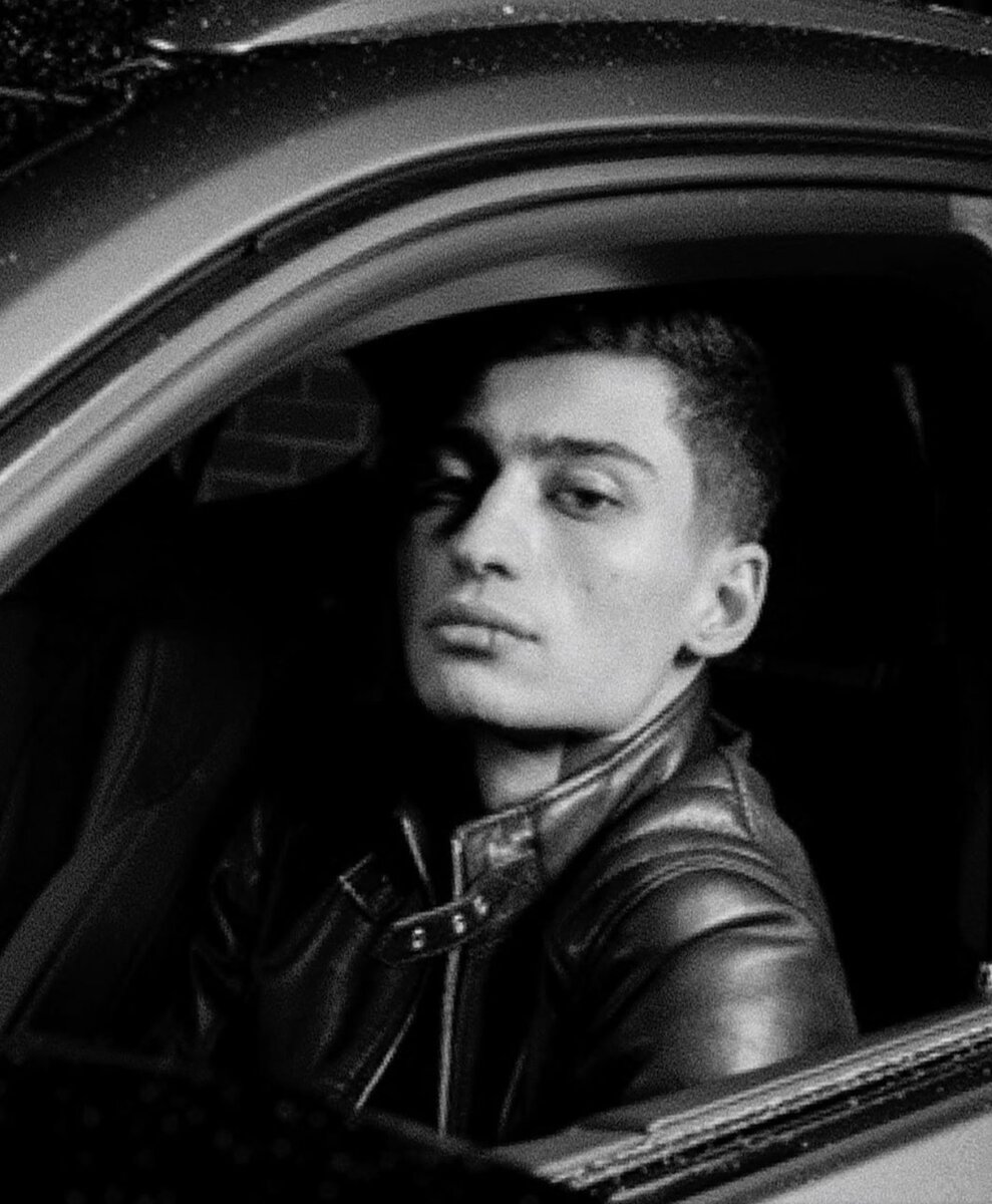 «У меня есть одна особенность — очень простые тексты. Если вы прочитаете песню именно как текст, вы подумаете: “Ну что это?”. Вообще банальщина. А если ты это слушаешь с музыкой, то люди говорят, в этом есть что-то», поясняет исполнитель. 