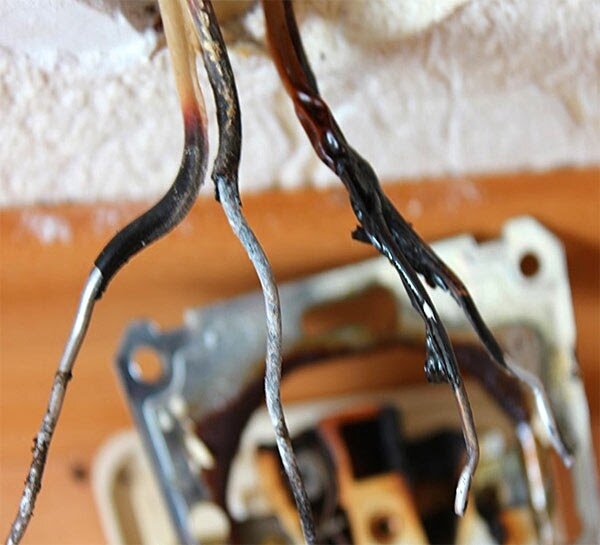 Расплавленная изоляция проводки в розетке. В таком случае запах будет выдавать “проблемное место”