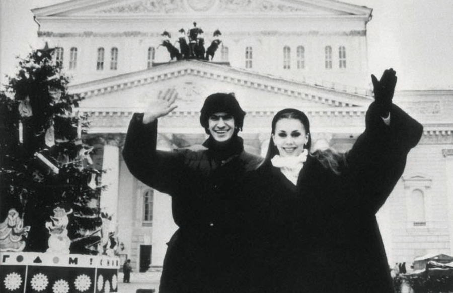 У новогодней елки перед Большим театром, декабрь 1992