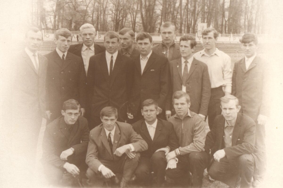 Май 1970 года. «Металлург». Стоят: Геннадий Сарычев, хоккеист Серафим Чернышов, Владимир Павлюк, играющий главный тренер Валерий Совцов, Сергей Блинов, бывший футболист и главный тренер «Металлурга» Виктор Громченко, Геннадий Вдовин, Валентин Роганов, Сергей Полозов, бывший вратарь «Авангарда» Геннадий Рыдаев (в 1970 году уже завершил карьеру). Сидят: Владимир Филатов, Николай Попков, Виктор Круглов, Евгений Пестелев, Александр Шалунов.