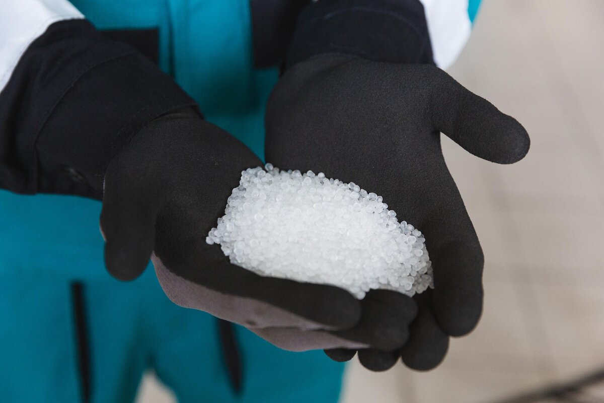 Так выглядит готовый полиэтилен Фото: пресс-служба ООО «Томскнефтехим» с сайта: https://obzor.city/article/591160---neftehim.-kak-rozhdajutsja-polimery