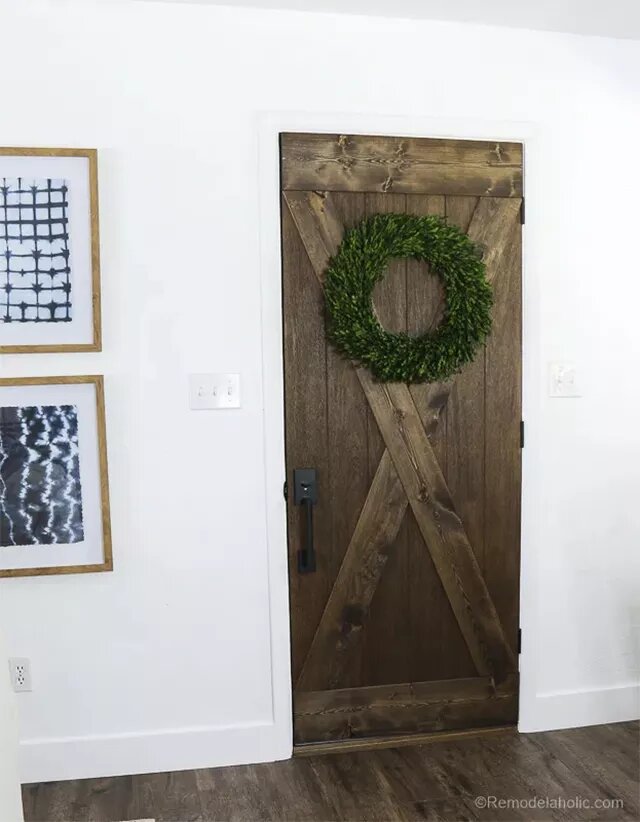 Door things. Деревянная дверь с табличкой закрыто.