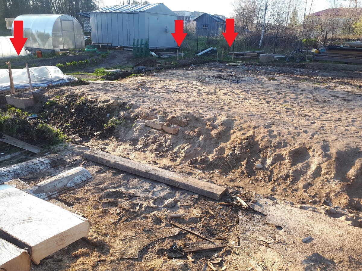 Здесь стрелками показаны 4 колышка у одного угла и ещё 2 из 4 у другого