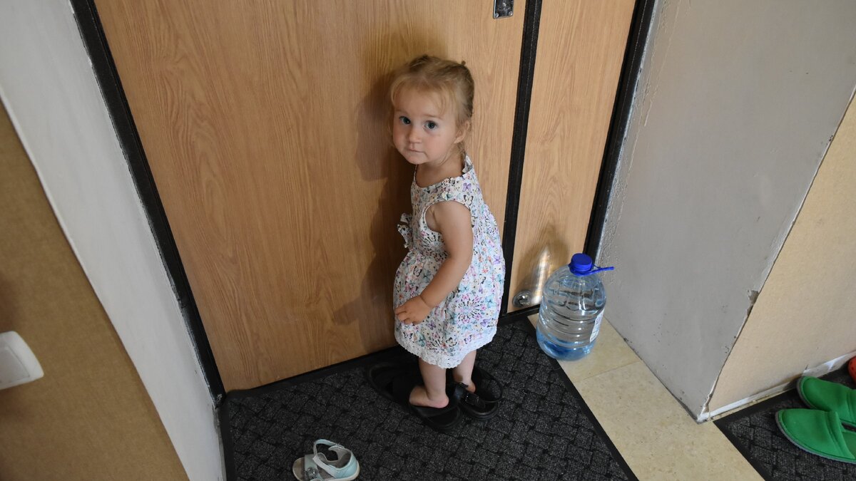 И вот уже зовут, и вот уже зовут по отчеству, А в детство заглянуть, а в детство заглянуть Так хочется! (из песни Софии Ротару). (на фото моя дочь Лиза)