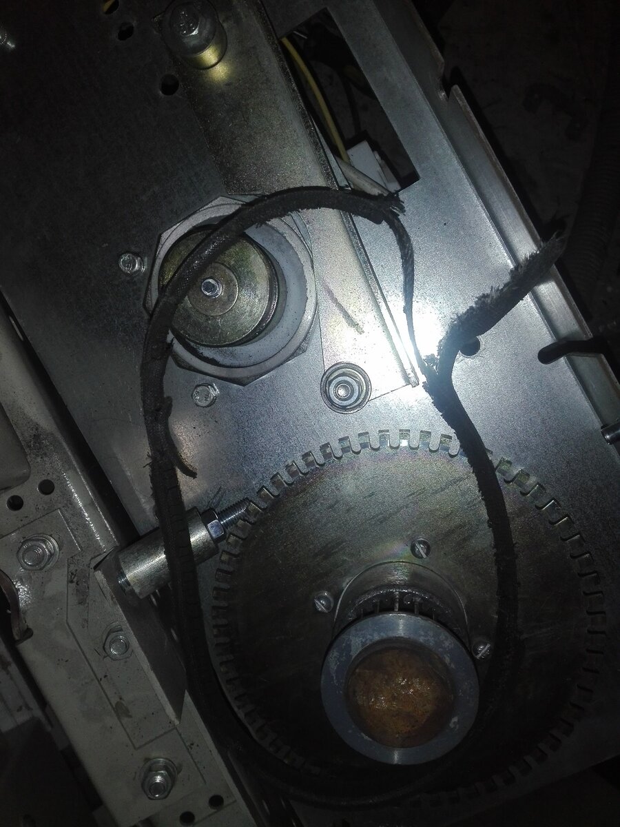 Порванный ремень.