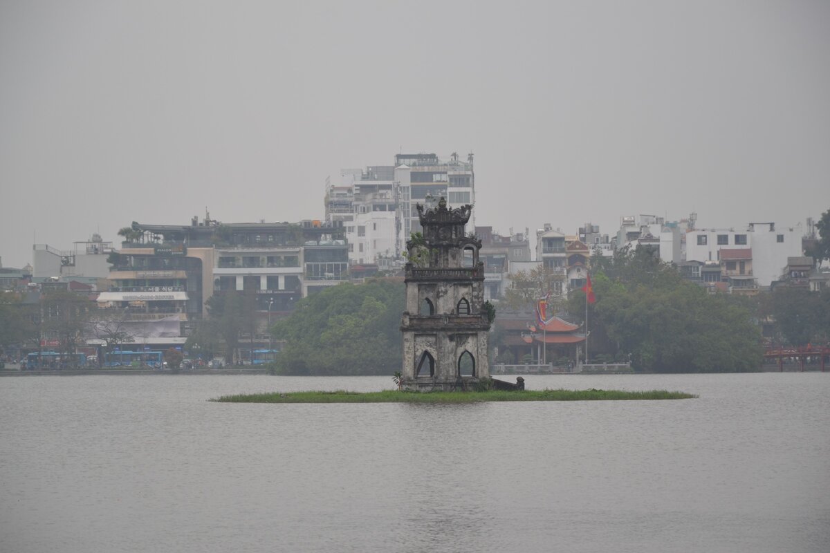 Озеро Возвращенного меча в Ханое