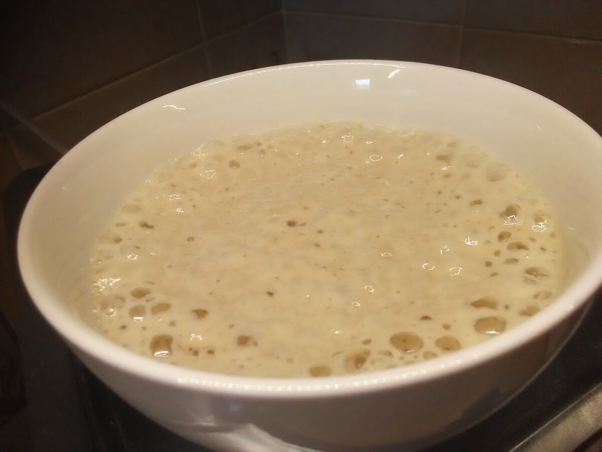 Активируем дрожжи при помощи сахара и воды