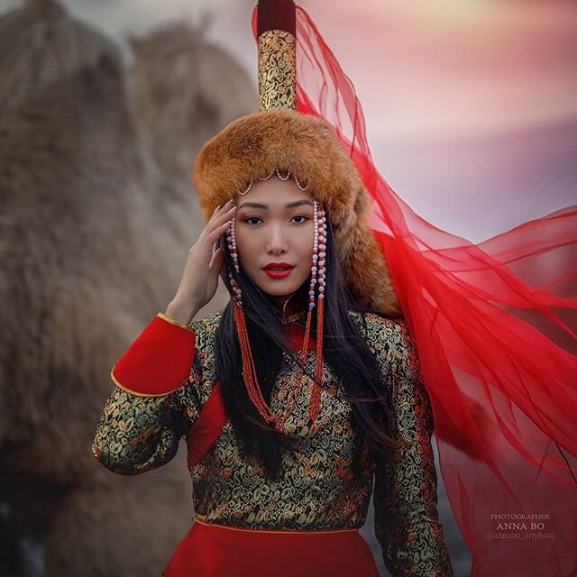 Буряты —  населяют Западное и Восточное Прибайкалье. Численность — 550–690 тыс. чел.  Язык относится к монгольской группе алтайской языковой семьи. Являются северным форпостом монгольского мира.-1-3